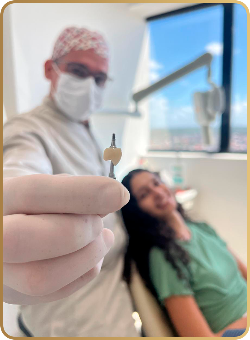 Dr Edger instalando a coroa do implante